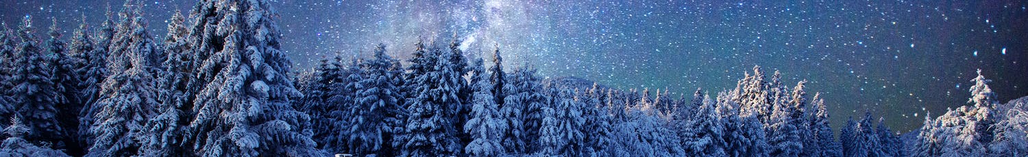 Mælkevejen over vinterlandskab.